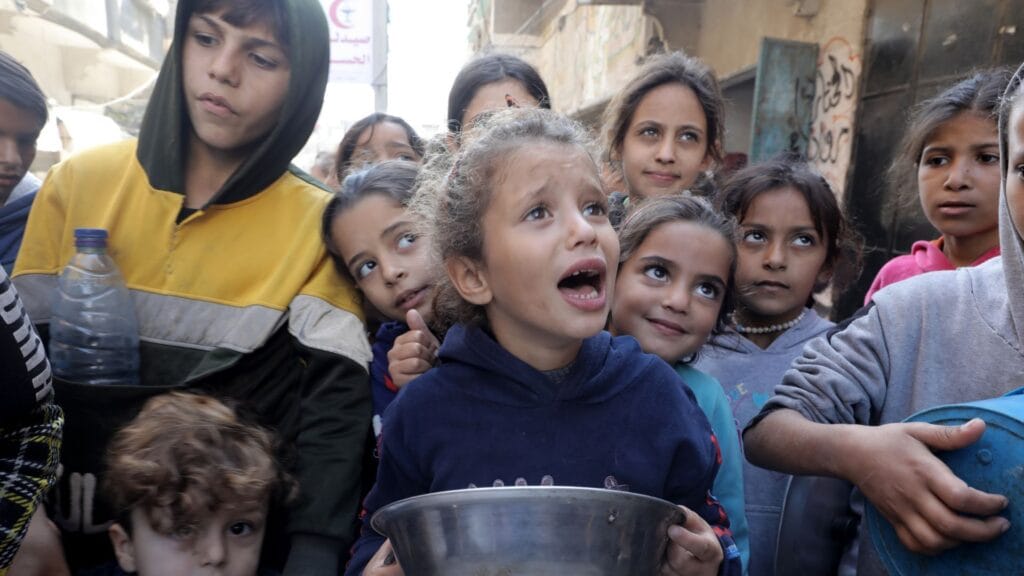 familes survive under israel bombrdment by Pakistan News Beat