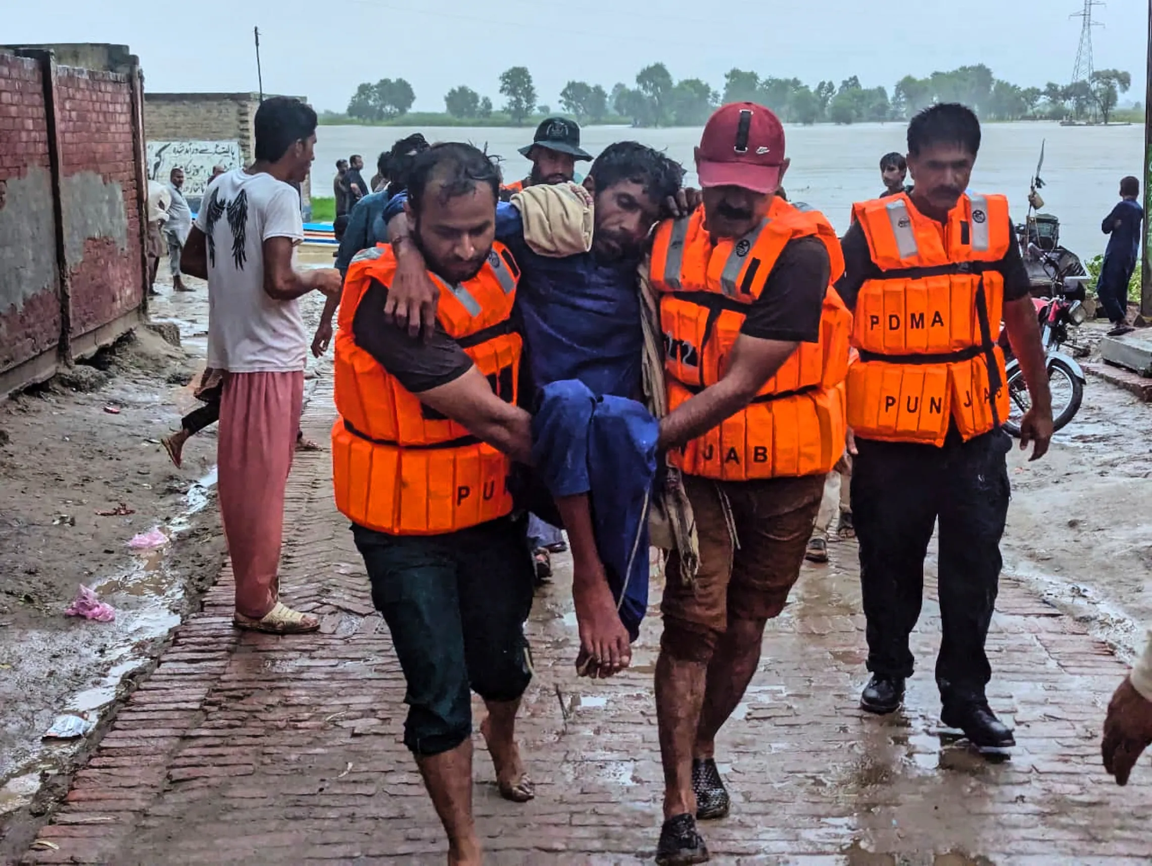 Pakistan launched evacuations of over 100,000 people—including 14,000 from Kasur and 89,000 from Bahawalnagar